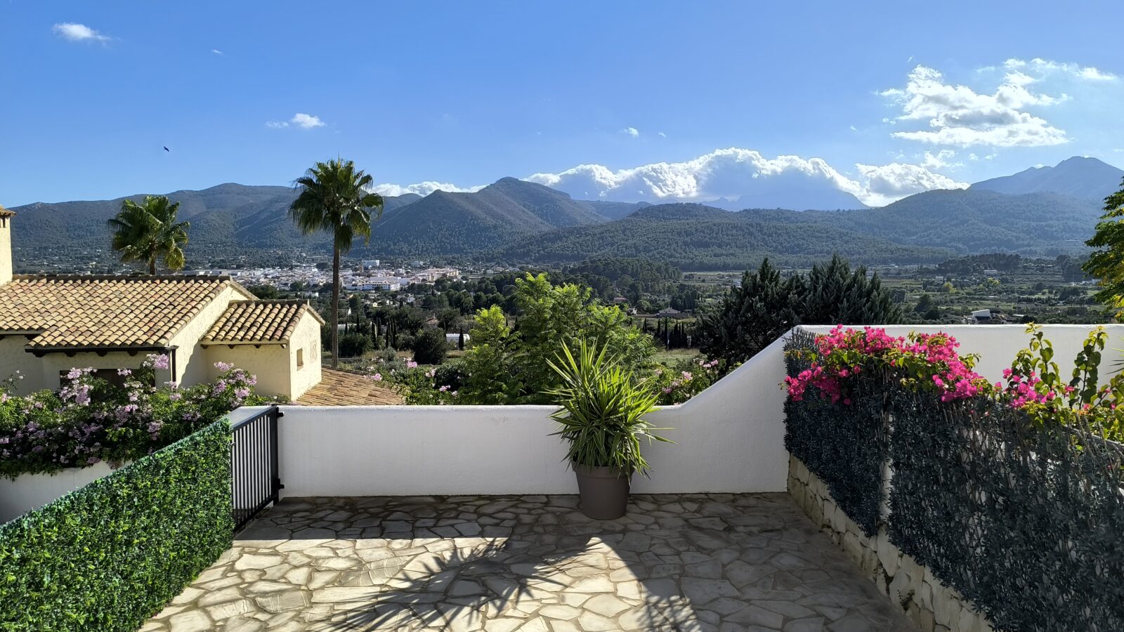 Romantic gataway in the Jalón Valley